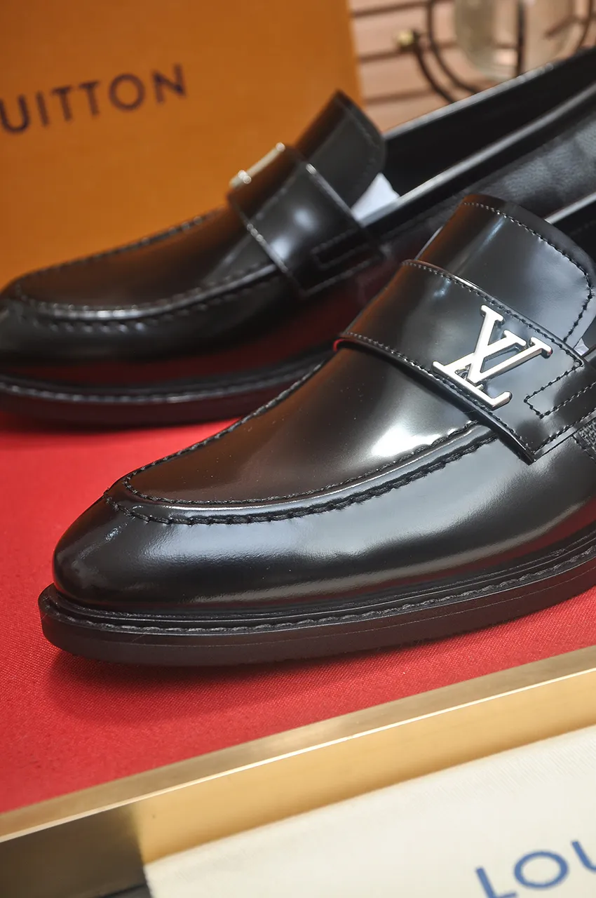 Men's men's shoes 💰460💶 [LV] (original single cowhide lining) 🍀LV's latest genuine leather business suit shoes are launched simultaneously on the official website. The first-layer cowhide imported from Italy is made of heavy gold, 💥1:1 rubber outsole from the official website. Versatile to wear, high-end without losing class, and the color combination is extraordinary. This four-season style is alluring when worn on your feet, showing off your big-name flair. Standard code 38-45 (45 customized)